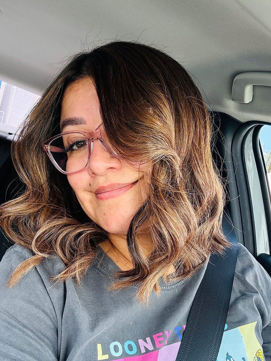 Clienta con ondas en tonos caramelo