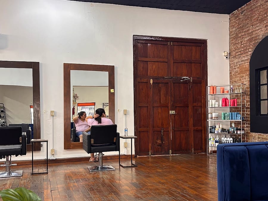 Salón con piso de madera y espejos en arco