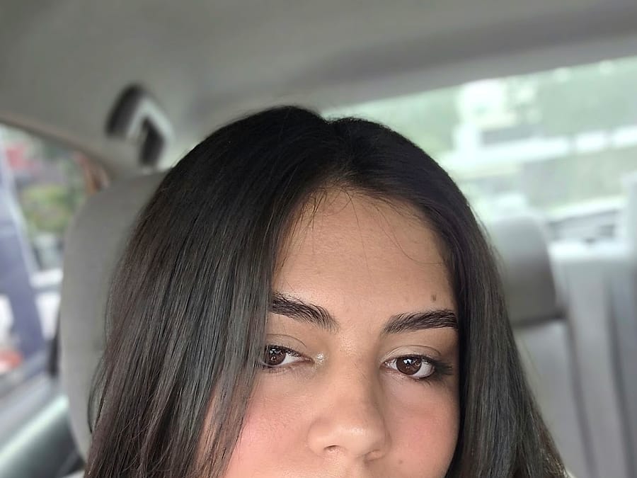 Clienta con cabello oscuro y brillante