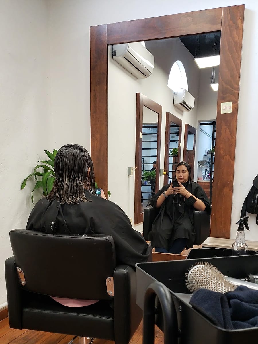 Clienta en la silla de corte