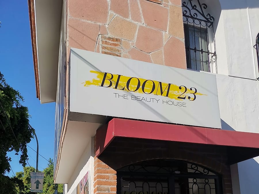 Entrada de Bloom23 con su letrero dorado