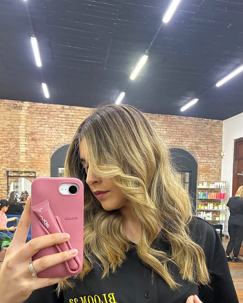 Clienta luciendo su balayage con ondas en Bloom23